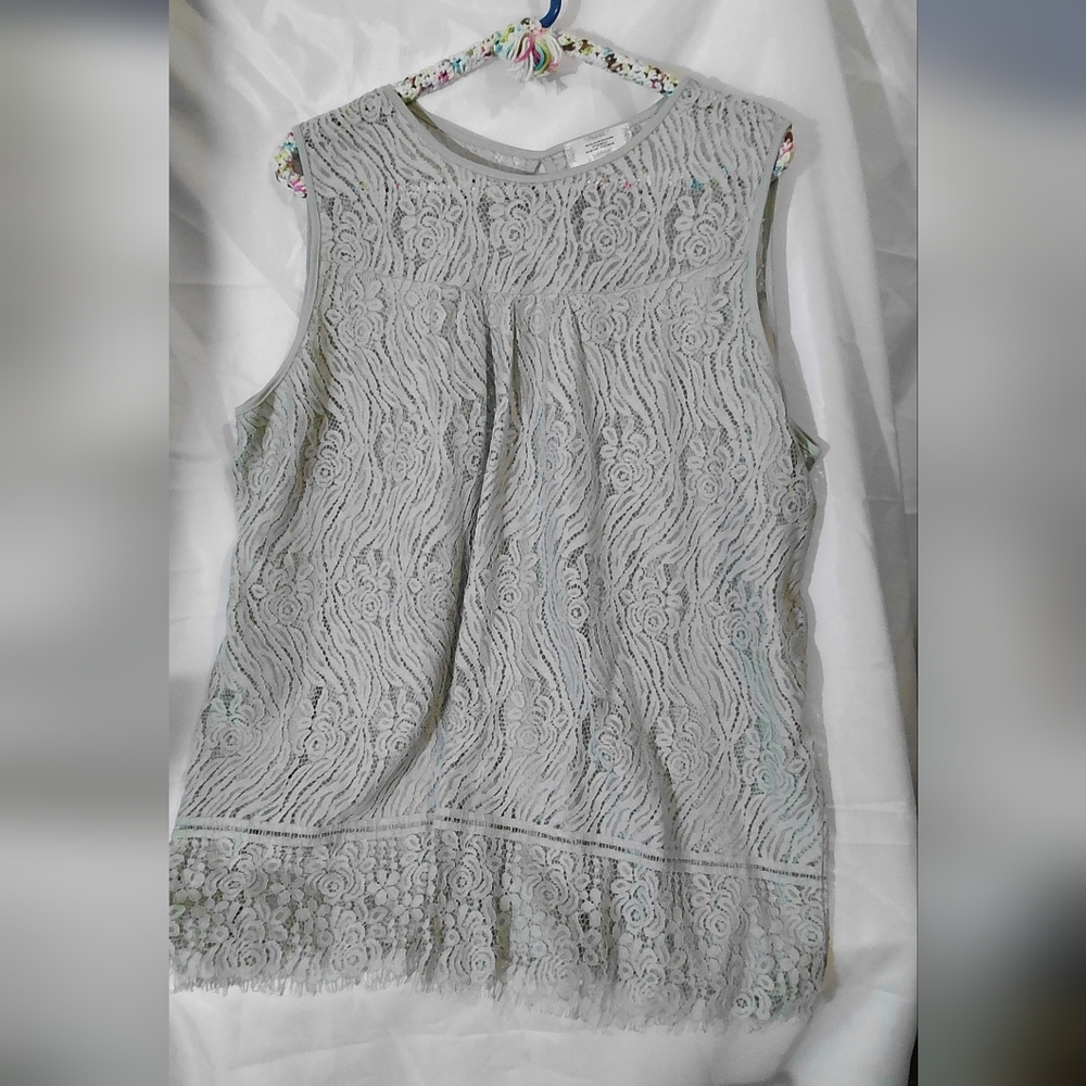 Chic Lace Sleeveless Blouse in MINT GREEN